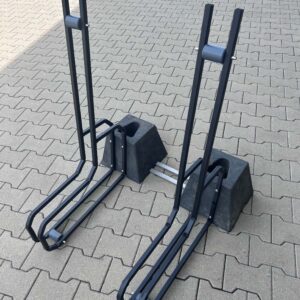 Freistehender Fahrradständer aus Recycling-Material und Stahlrohrrahmen